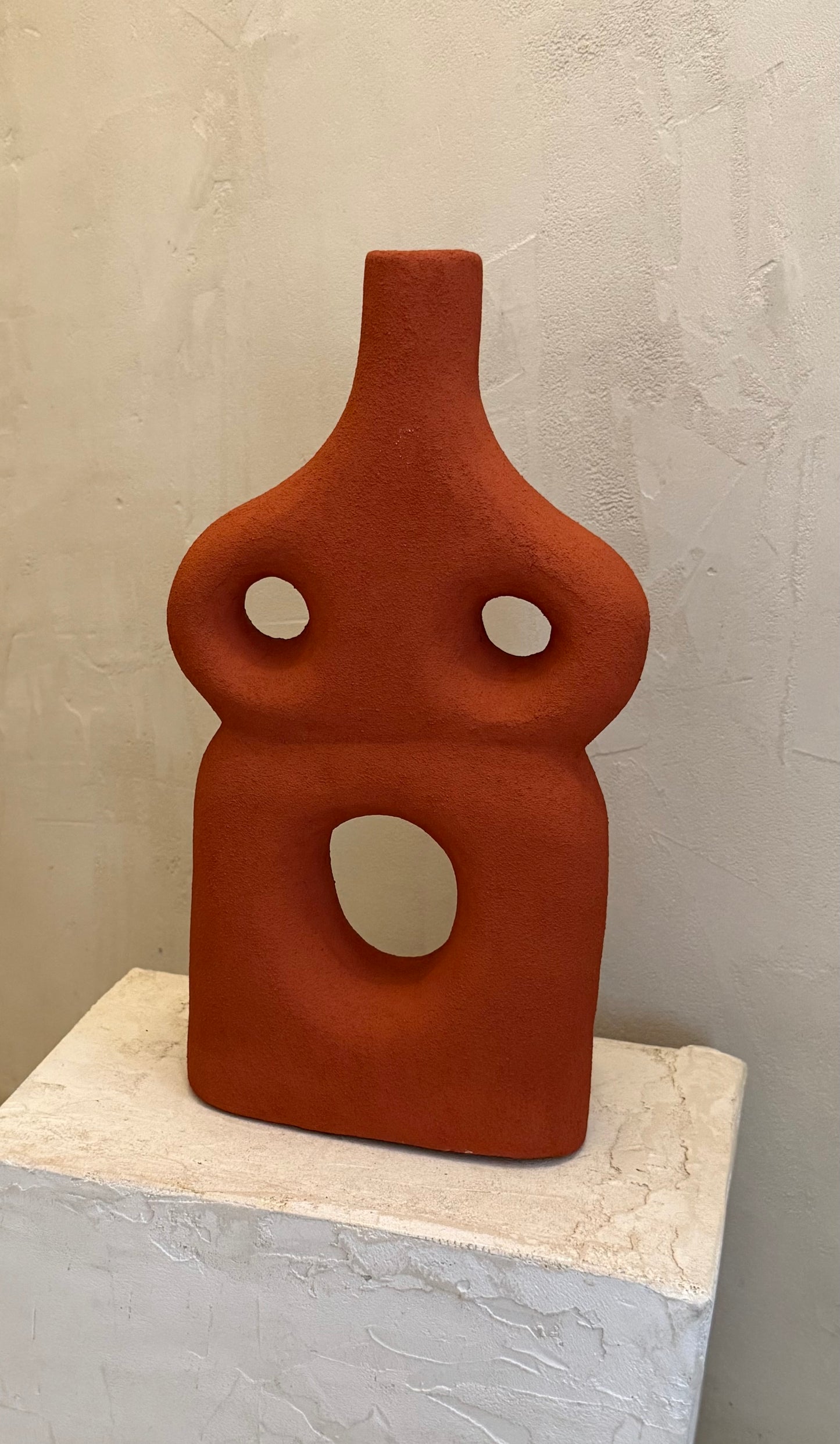 Vase sculptural en terracotta brûlée