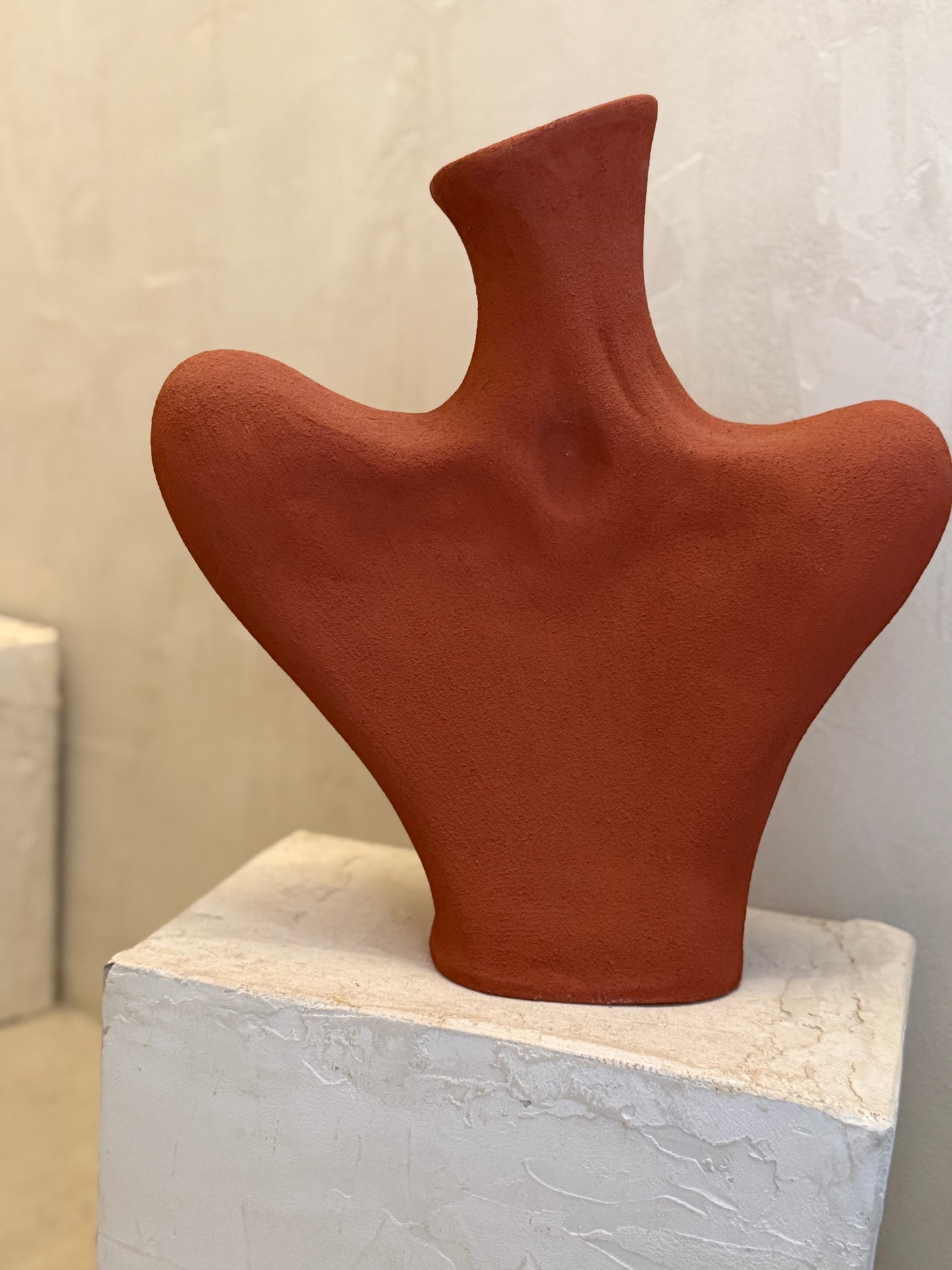 Vase sculptural en terracotta